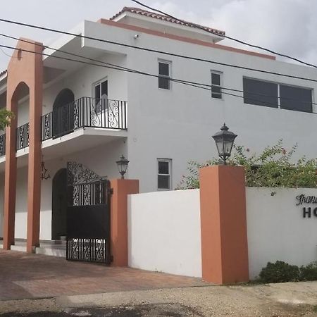 Spanish Dream Hotel Kingston Bagian luar foto